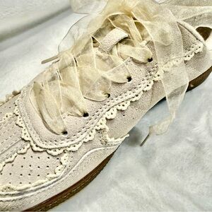 CUSHIONAIRE NWOT Belinda Lace Detail  Sneakers Size 7